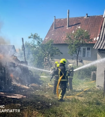 На Хустщині вогнеборці ліквідували пожежу в надвірній споруді