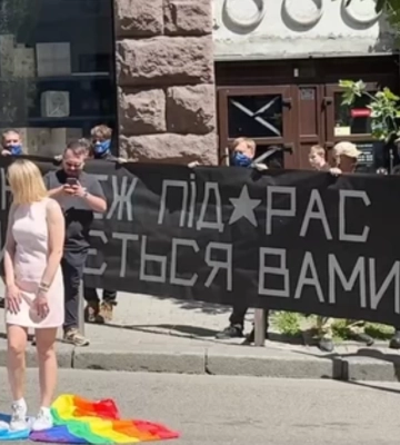 Після інциденту з прапором ЛГБТК+ у Києві студентка втратила роботу