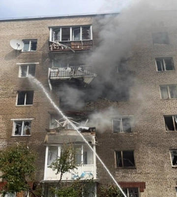 Рашисты ударили по многоэтажке в Изюме — погиб человек, трое раненых