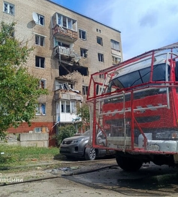 Рашисти вдарили по багатоповерхівці в Ізюмі — загинула людина, троє поранених