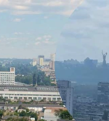 Київ затягнуло густим смогом: місцеві скаржаться на неприємний запах