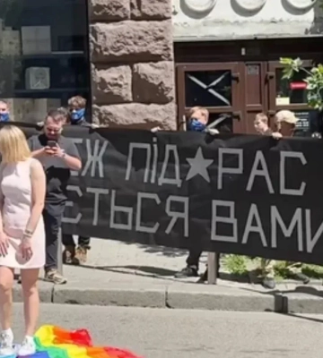 Топтала флаг: девушку, выступившую против прайда в Киеве, уволили с работы