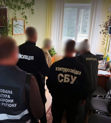 В Хмельницкой области сотрудница университета и её сын организовали схему для уклоняющихся от службы