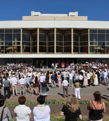 Понад 300 відмінників Луцької громади отримали свідоцтва з відзнакою. Фото
