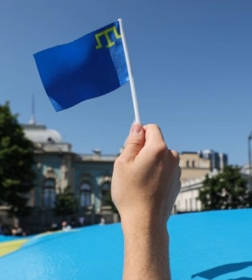 «Символ народа и борьбы за Крым». Как отмечают День крымскотатарского флага вопреки запретам России