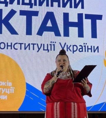 Неймовірний вайб та тисяча учасників: як у Дніпрі до Дня Конституції писали масштабний диктант із Alyona Alyona