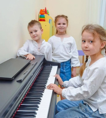 Завдяки Японії одеський дитсадок отримав суперсучасне цифрове піаніно
