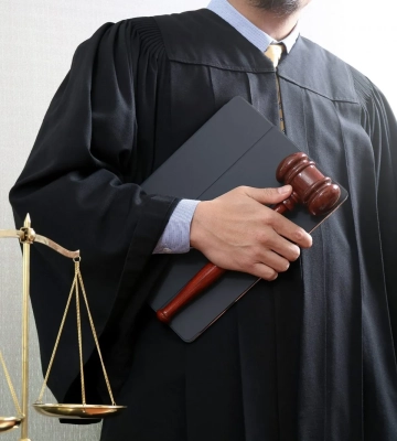 Суддю Світловодського міськрайонного суду звільнили у відставку
