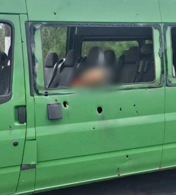 Війська РФ вдарили по мікроавтобусу в Нікополі: двої загиблих, 12 поранених
