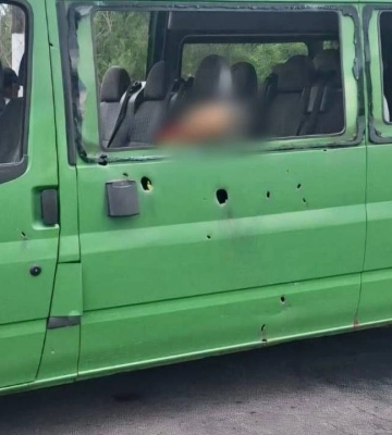 Війська РФ вдарили по мікроавтобусу в Нікополі: двої загиблих, 12 поранених