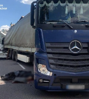 В Киеве водители двух грузовиков погибли в ДТП