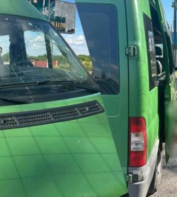 FPV-дрон поцілив по автобусу поблизу АЗС на в'їзді в Нікополь: є загиблі, багато поранених