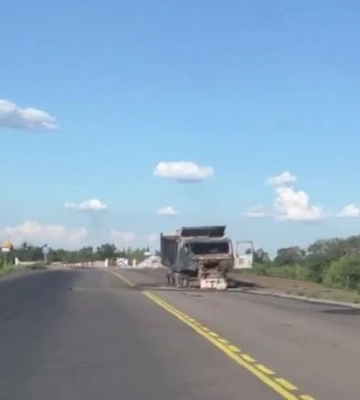 Ражим ЧС в Крыму и горящие грузовики под Мелитополем: Украина перерезает сухопутный коридор (видео)