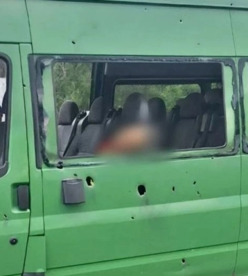 Війська РФ вдарили по мікроавтобусу в Нікополі: двої загиблих, 12 поранених