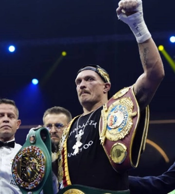 Усик отказался от всех чемпионских поясов