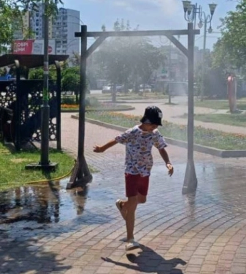 У Києві всиновлюють рамки-розпилювачі води для боротьби зі спекою