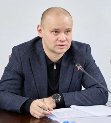 Дмитро Вербицький пише дисертацію про антикорупційне законодавство, але їздить з номерами від іншого авто