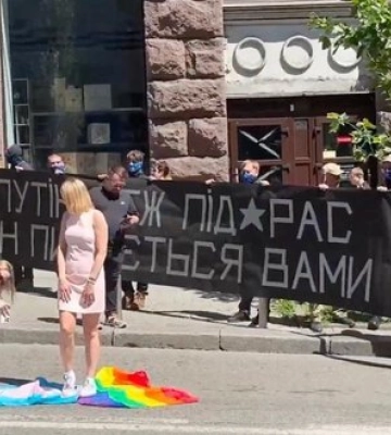 Дівчину, яка топтала прапор ЛГБТІК+ на марші "КиївПрайд", звільнили з роботи