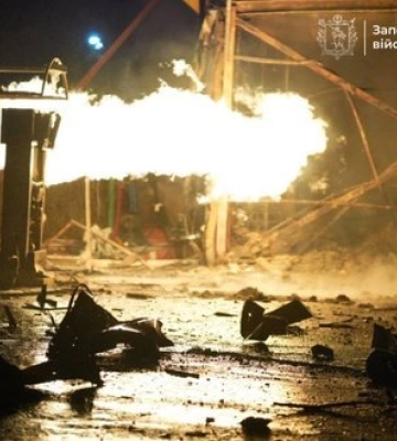 Ворог атакує Запоріжжя: двоє постраждалих, пошкоджено багатоповерхівку, пожежі на підприємстві та АЗС. ФОТОрепортаж