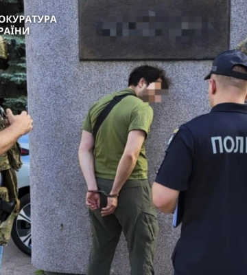 Харківські правоохоронці затримали лікаря військового шпиталю у Дніпрі за підозрою в одержанні $10 тисяч за вплив на ВЛК