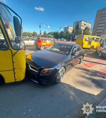Постраждали дві дитини: у центрі Черкас не розминулися Кадилак і Мерседес (ФОТО)