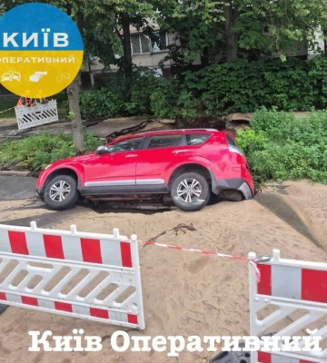 У Києві автівка провалилась під асфальт через прорив водопровідної магістралі (ФОТО)