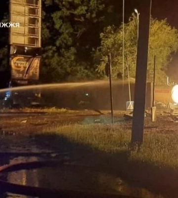 У Запоріжжі російський безпілотник уночі атакував АЗС, спалахнула пожежа