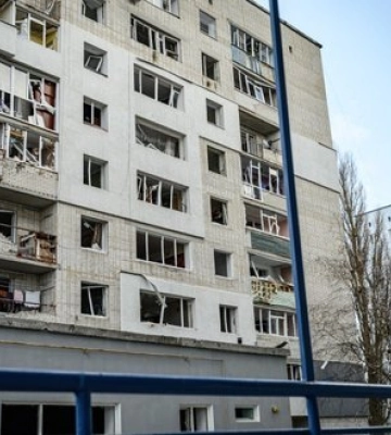 У Сумах внаслідок атаки дронів пошкоджені будинок, авто та п’ятиповерхівка