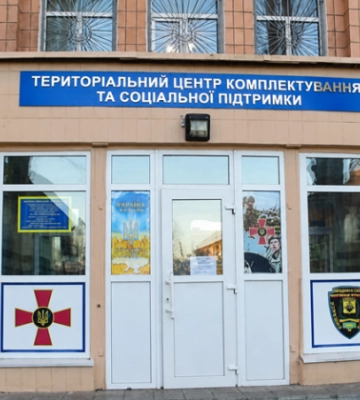 В Житомирской области военнослужащий ударил полицейского возле ТЦК, когда туда доставили его сына: решение суда
