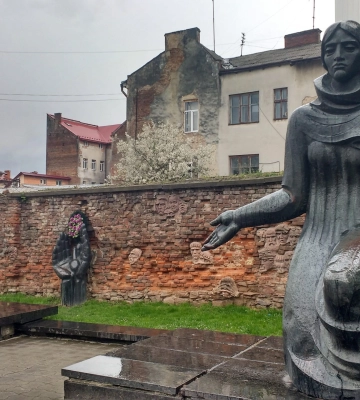 У Дрогобичі розшукують чоловіка, який пошкодив меморіал жертвам нацистської окупації