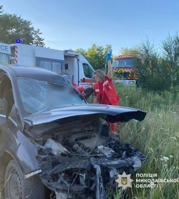 На Миколаївщині внаслідок зіткнення фури та легковика, постраждав водій останнього, його пасажиркам пощастило