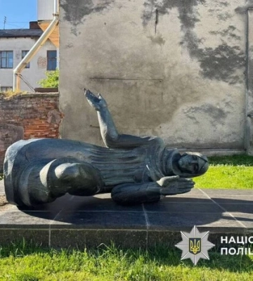 Вандал у Дрогобичі: чоловік повалив меморіал жертвам нацистів