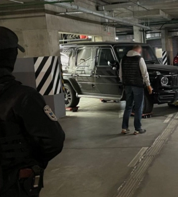 Тікав від поліції через весь Київ: подробиці затримання людини на Mercedes