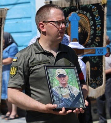 Син приїхав із фронту на похорон батька: у Луцькій громаді попрощалися з Героєм Борисом Кузьмічуком