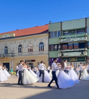 Випускники Берегівського ліцею попрощалися з рідною школою
