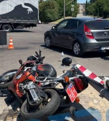 Зіткнулися мотоцикл та автівка: у Луцьку сталася ДТП з постраждалим