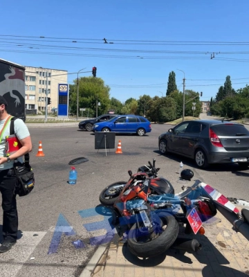У Луцьку зіткнулися мотоцикл та автівка, є постраждалий