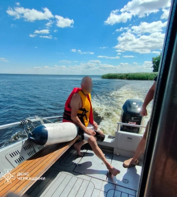 Віднесло на матраці від берега: поблизу Черкас виявили чоловіка (ФОТО)