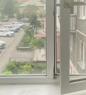 Попытка побега обернулась переломами: в Кривом Роге задержанный выпрыгнул из окна больницы, спасаясь от конвоя, - соцсети