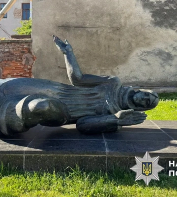 На Львівщині затримали чоловіка, який пошкодив меморіал жертвам німецької окупації
