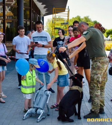 Планетарій, досліди та батл патріотів: у Луцьку відбулося свято «ВундерKIDS 2026». Фото