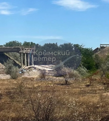 В сети показали последствия ударов ВСУ по мосту в Крыму - обрушенные конструкции до сих пор не убрали