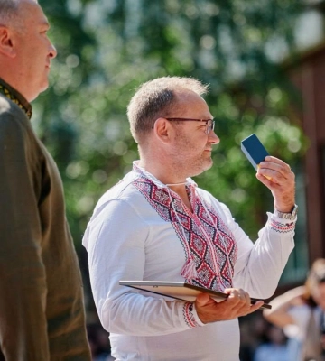 Під час урочистостей до Дня Конституції черкаському волонтеру передали «Золоте серце» (ФОТО)