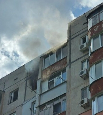Окупанти вдарили по багатоповерхівці в Херсоні: поранено чоловіка, виникла пожежа. ФОТОрепортаж