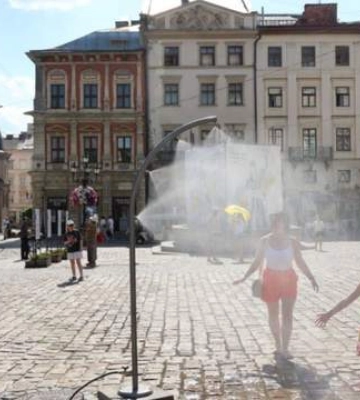 Порятунок від аномальної спеки: у Львові з'явилися перші розпилювачі води