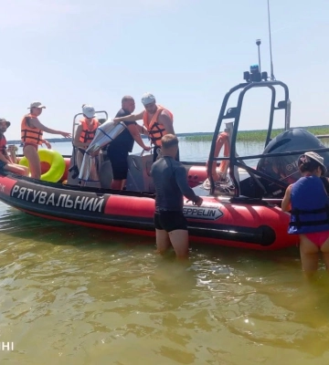 На Волині рятувальники допомогли шістьом відпочивальникам повернутися з острова на озері Світязь