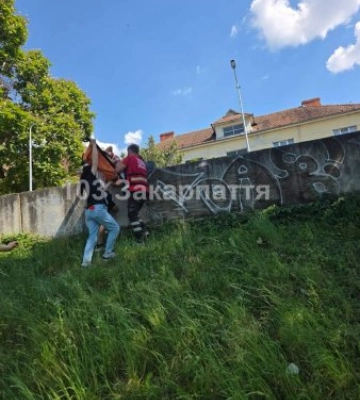 Екстрена госпіталізація у Мукачеві: 12-річна дівчинка дістала важку травму через розбите скло