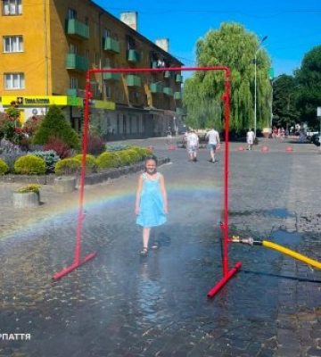 На Закарпатті рятувальники рятують містян від спеки водяними рамками: де освіжитися