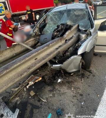 На Київщині внаслідок ДТП на трасі загинув водій легковика та постраждали його пасажирки