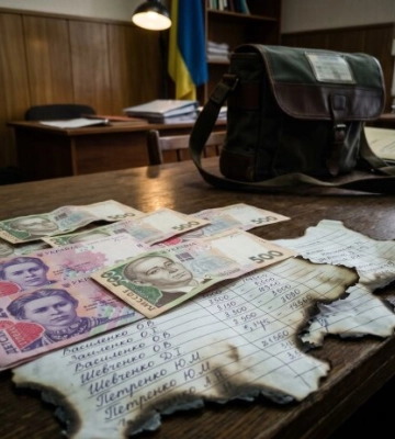 Пенсии ушли на чужие долги: как почтальон обманула пенсионеров и полицию — приговор